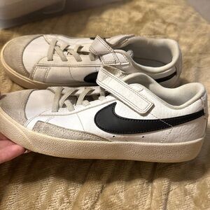 Nike Kids Sneakers in White and Black